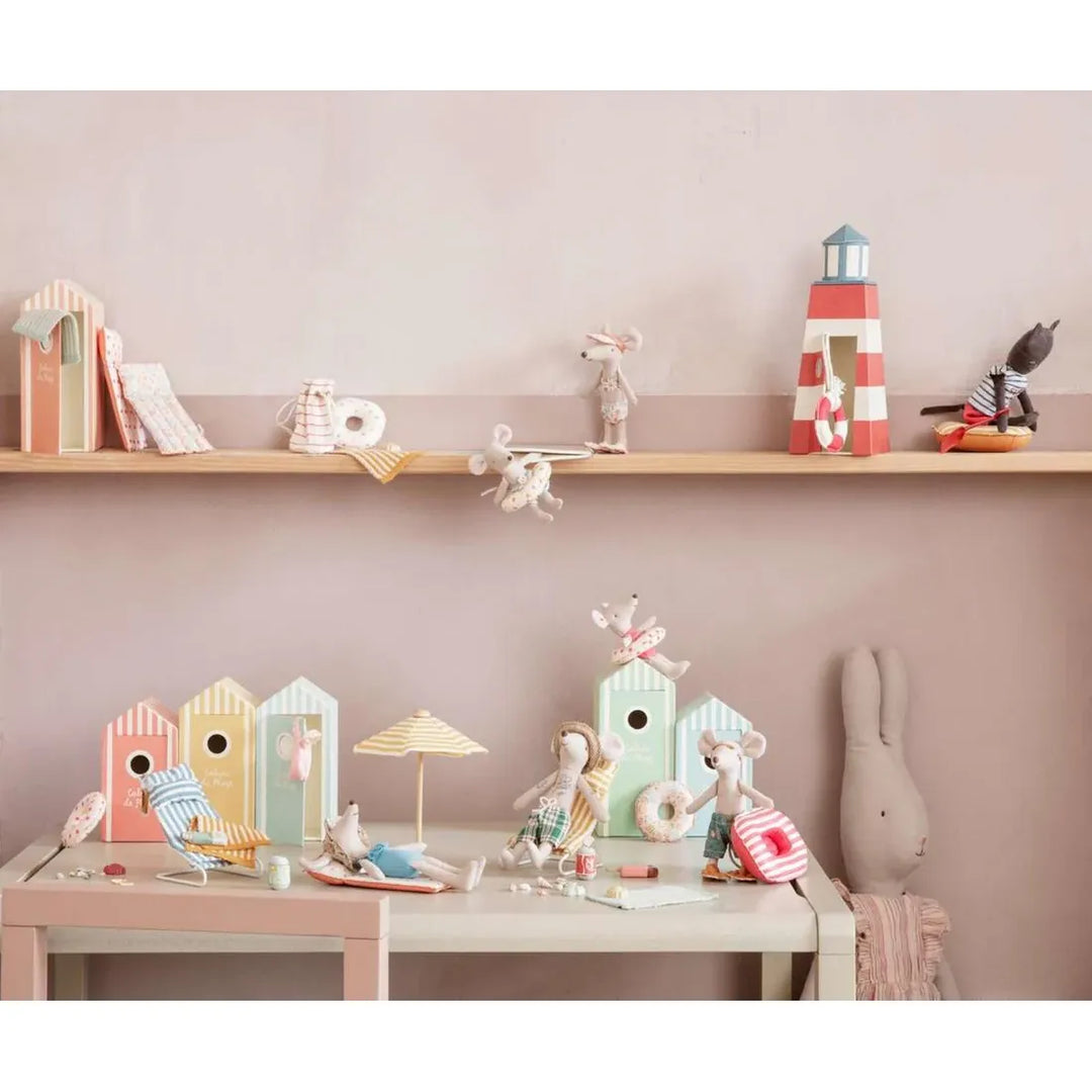 MAILEG Beach Mouse Little Brother in Cabin de Plage
