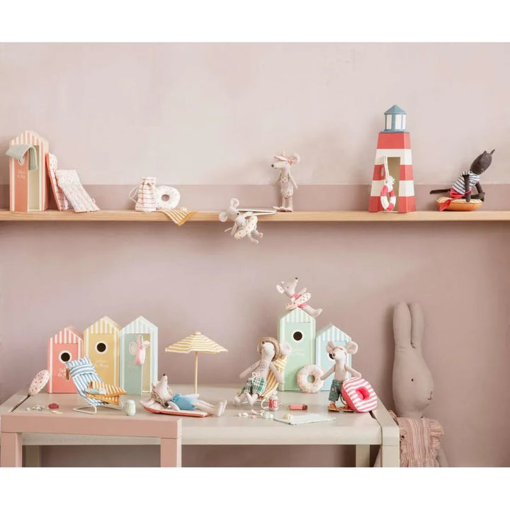 MAILEG Beach Mouse Little Brother in Cabin de Plage