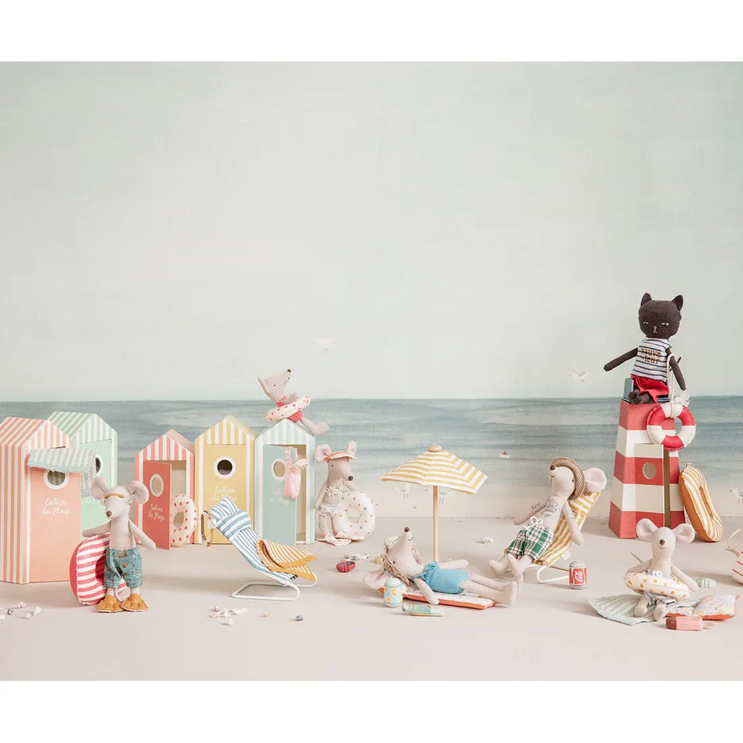 MAILEG Beach Mouse Little Brother in Cabin de Plage