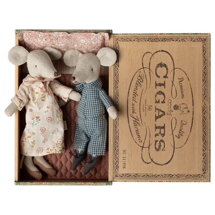 MAILEG Grandma and Grandpa Mice in Cigar Box