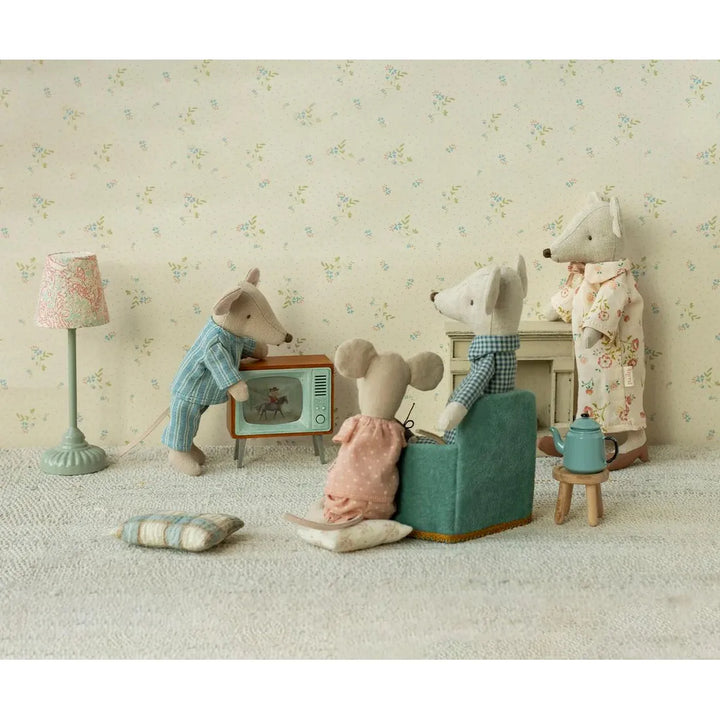 MAILEG Grandma and Grandpa Mice in Cigar Box