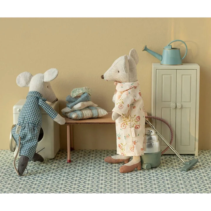 MAILEG Grandma and Grandpa Mice in Cigar Box
