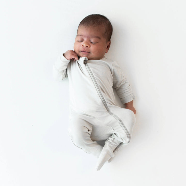 KYTE BABY zippered footie in oat