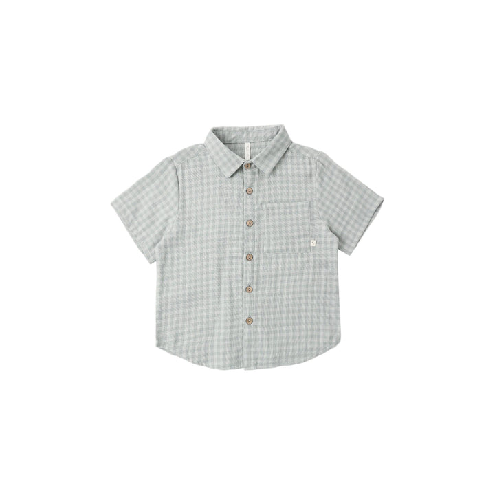 A classic Rylee + Cru collared boys short sleeve button-down shirt with coconut buttons.

Featuring a ‘green gingham’ pattern. Slide into summer in this cool vintage style.