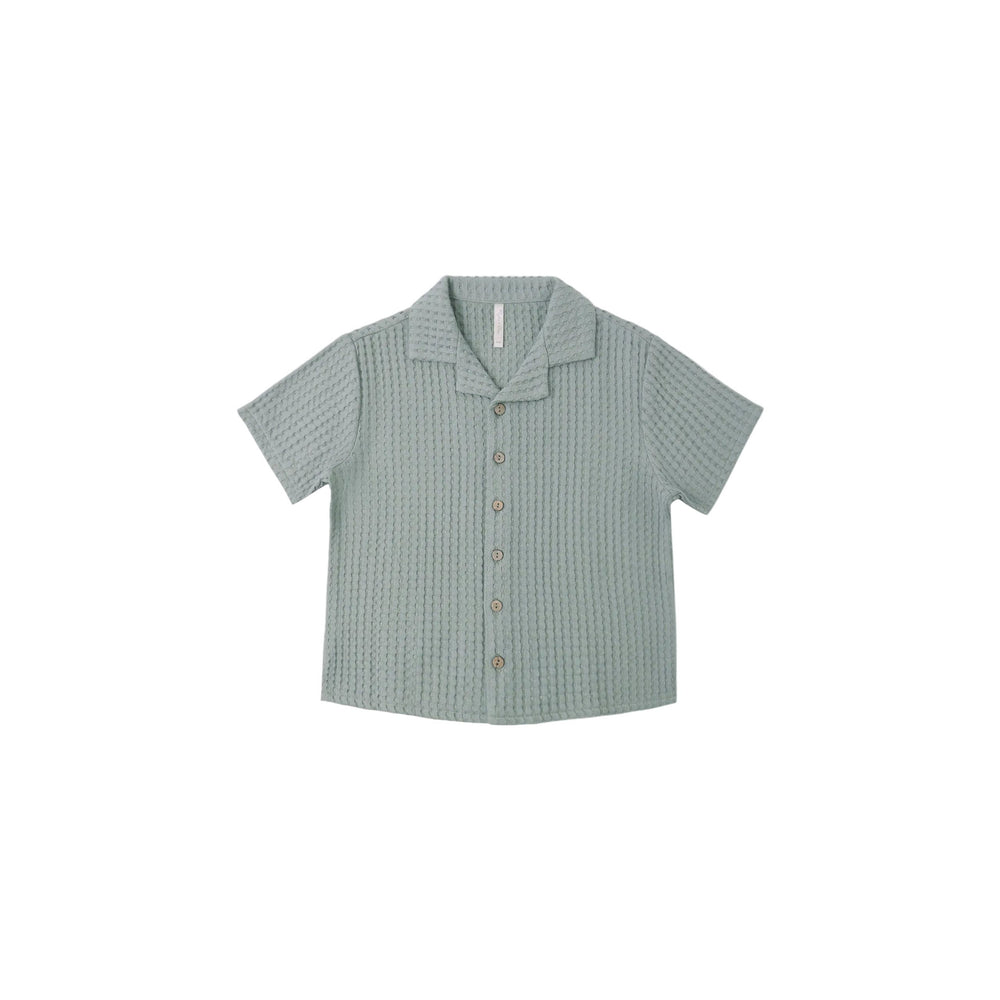 This RYLEE + CRU Button up boys shirt n sea green features a lapel collar and chest pocket.