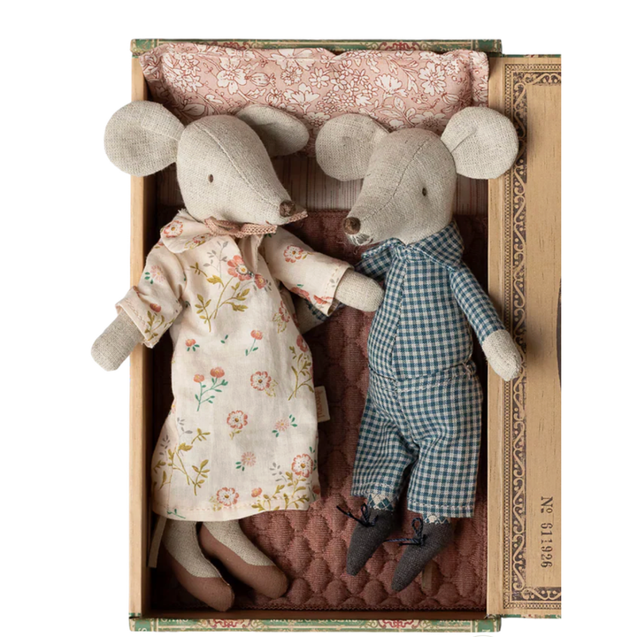 MAILEG Grandma and Grandpa Mice in Cigar Box