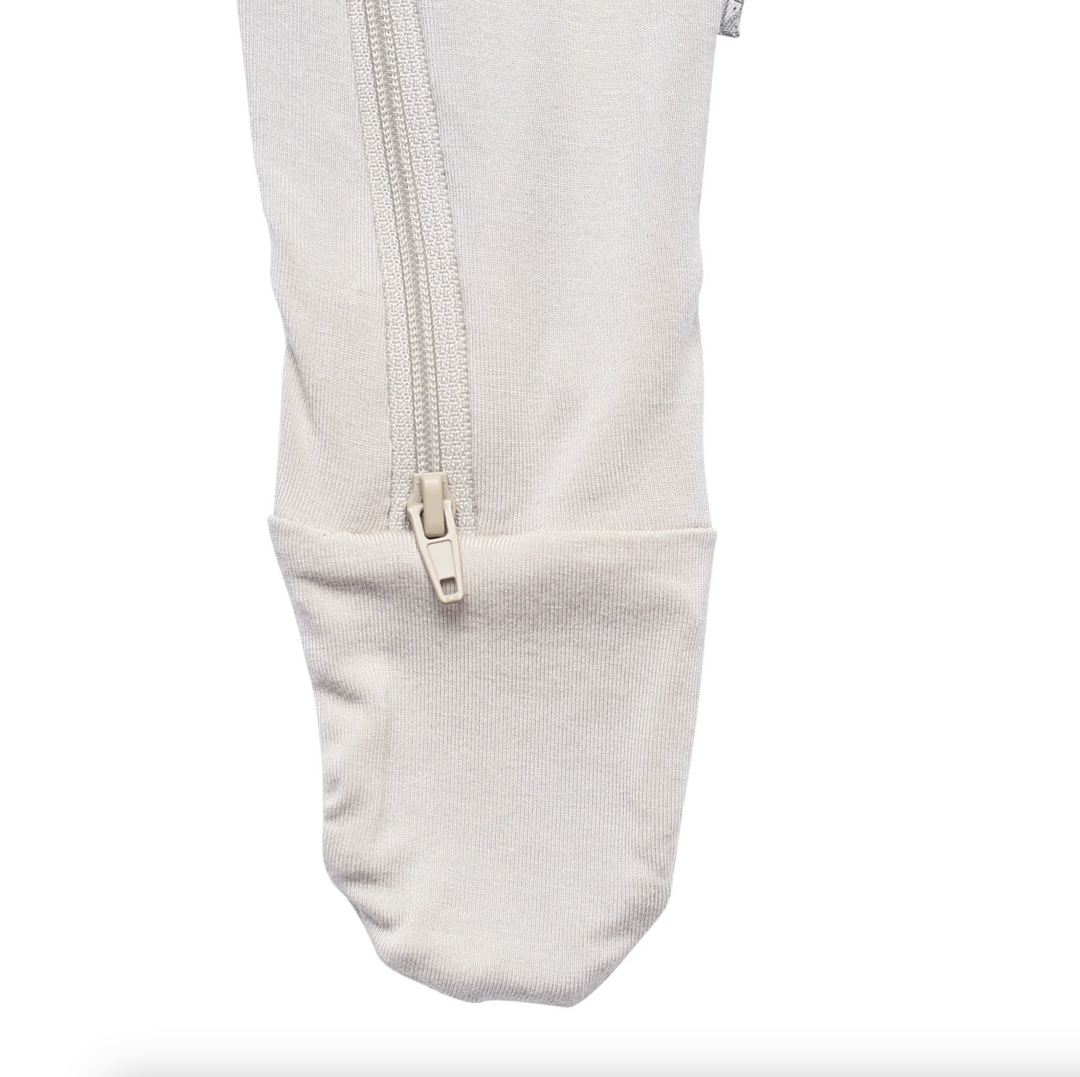 KYTE BABY zippered footie in oat